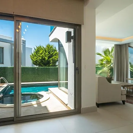 Capella - Private Pool Apartment